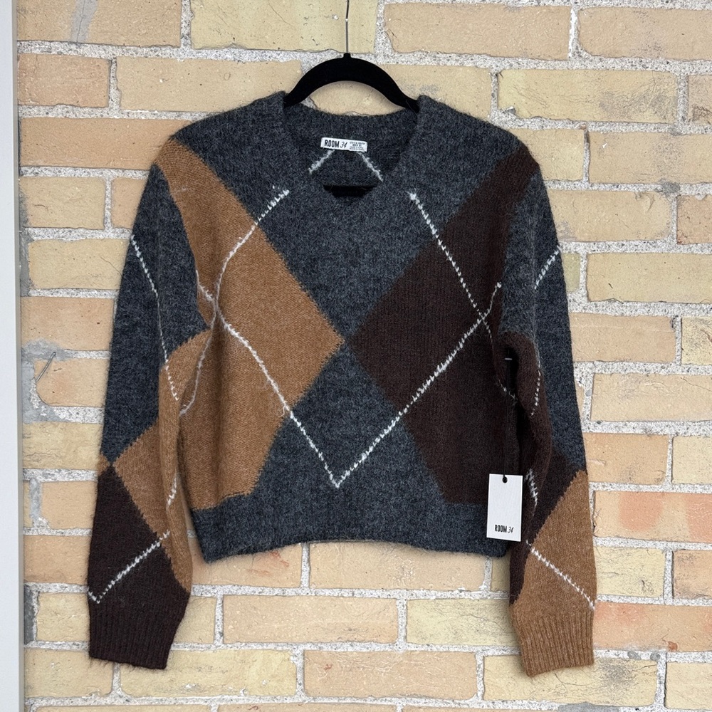 New Room 34 V-Neck Argyle Sweater in Gray and Brown